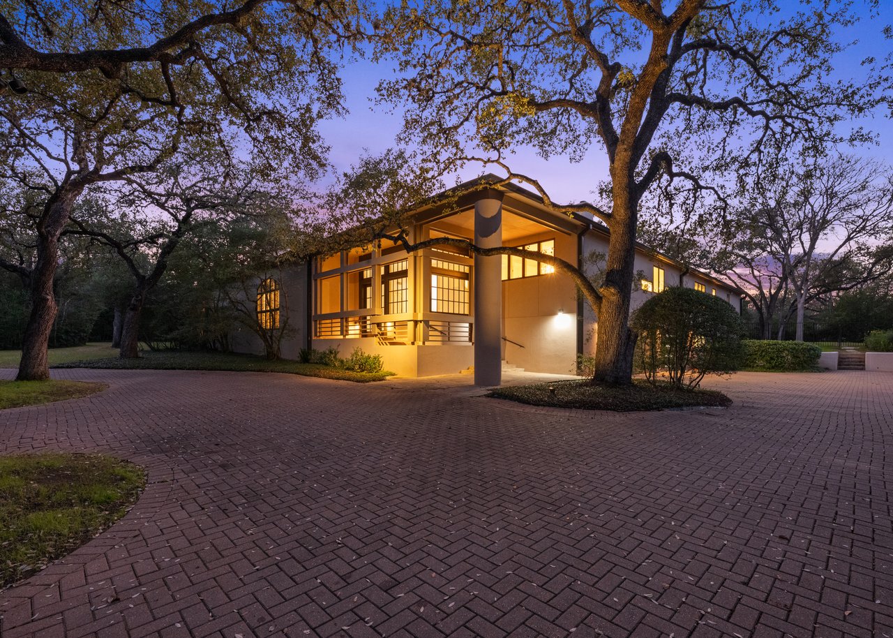 One of a Kind in West Lake Hills