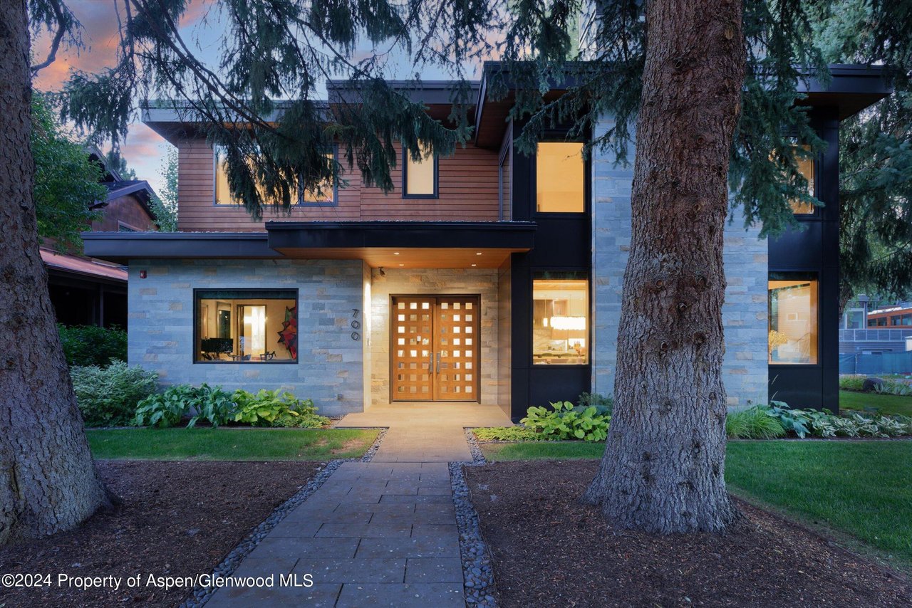 700 W Smuggler Street