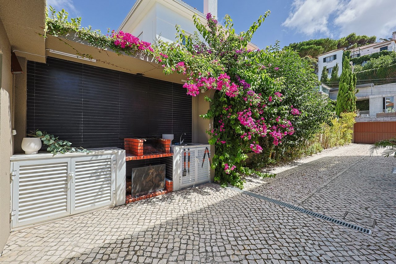 Stylish Renovated 5-Bedroom Villa with Pool in Monte Estoril’s Prestigious Avenida de Portugal
