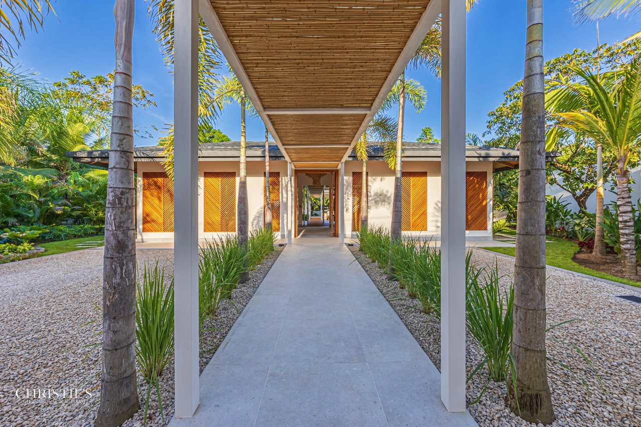 Modern Beachside Luxury Villa, Short Stroll to the Shore