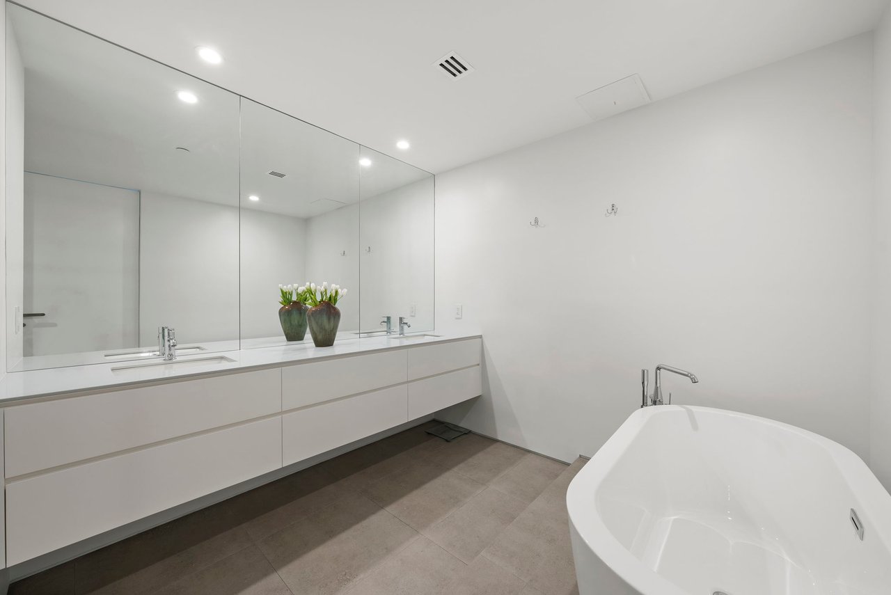 100 S Pointe Drive, Residence 1906/07