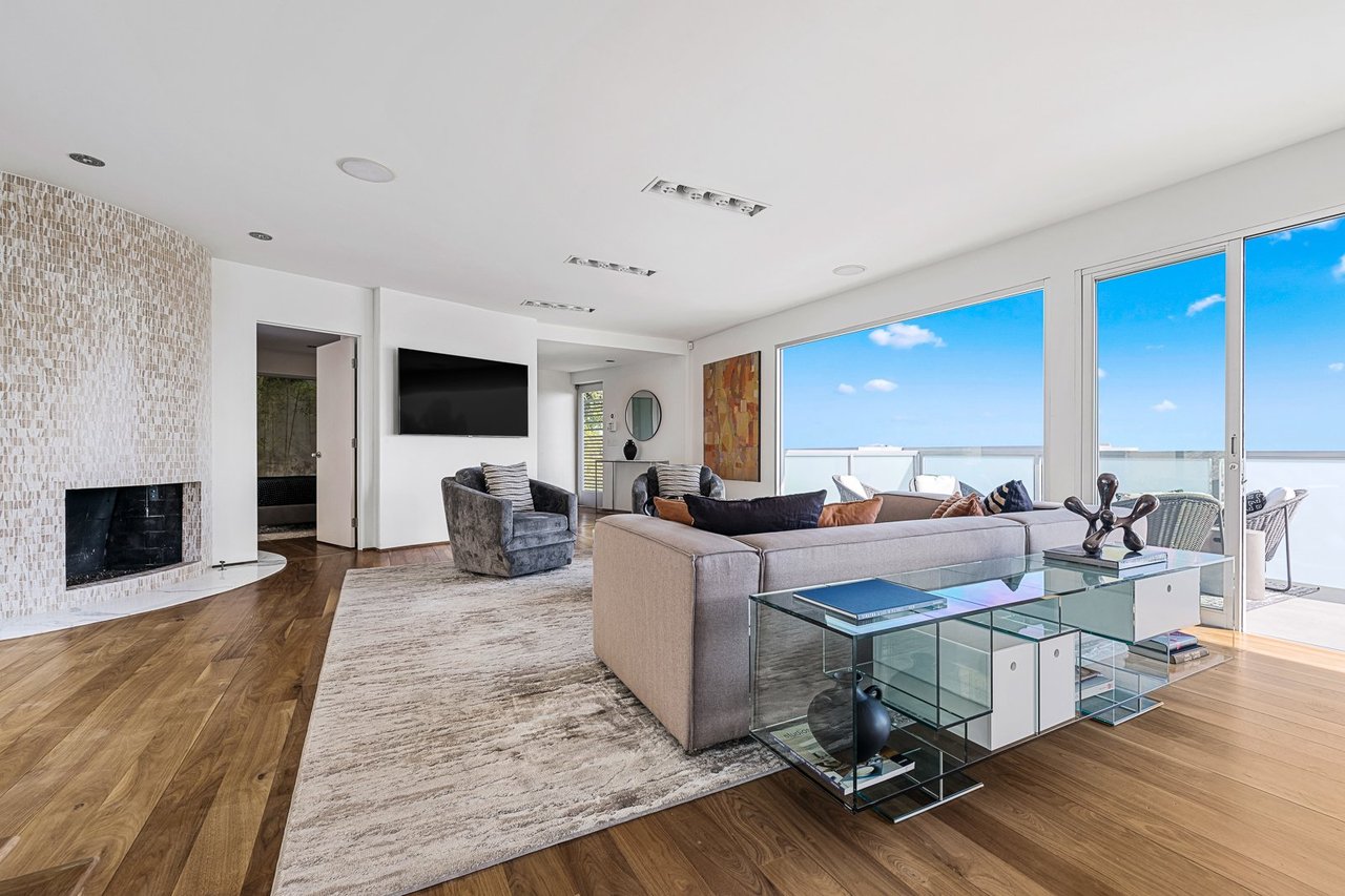 St Ives Dr, 90069