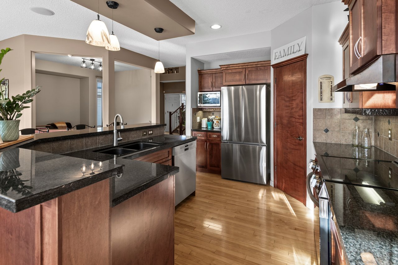 98 Tuscany Ravine Close NW