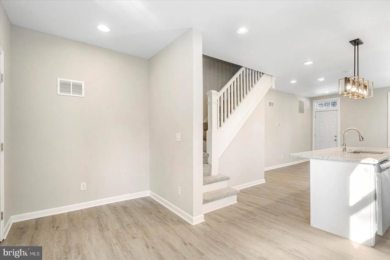 2725 E. Strathmore Ave