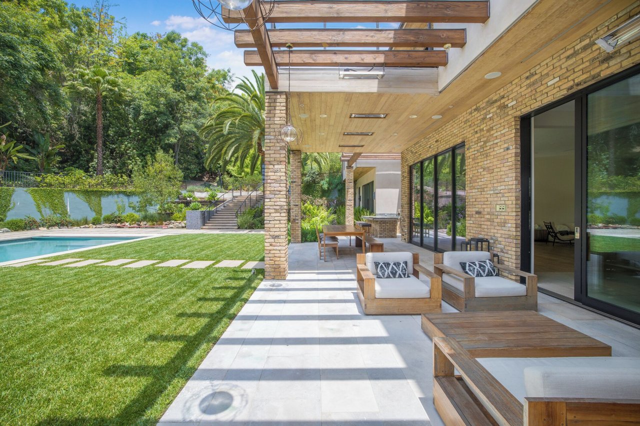 Bowmont Dr, 90210