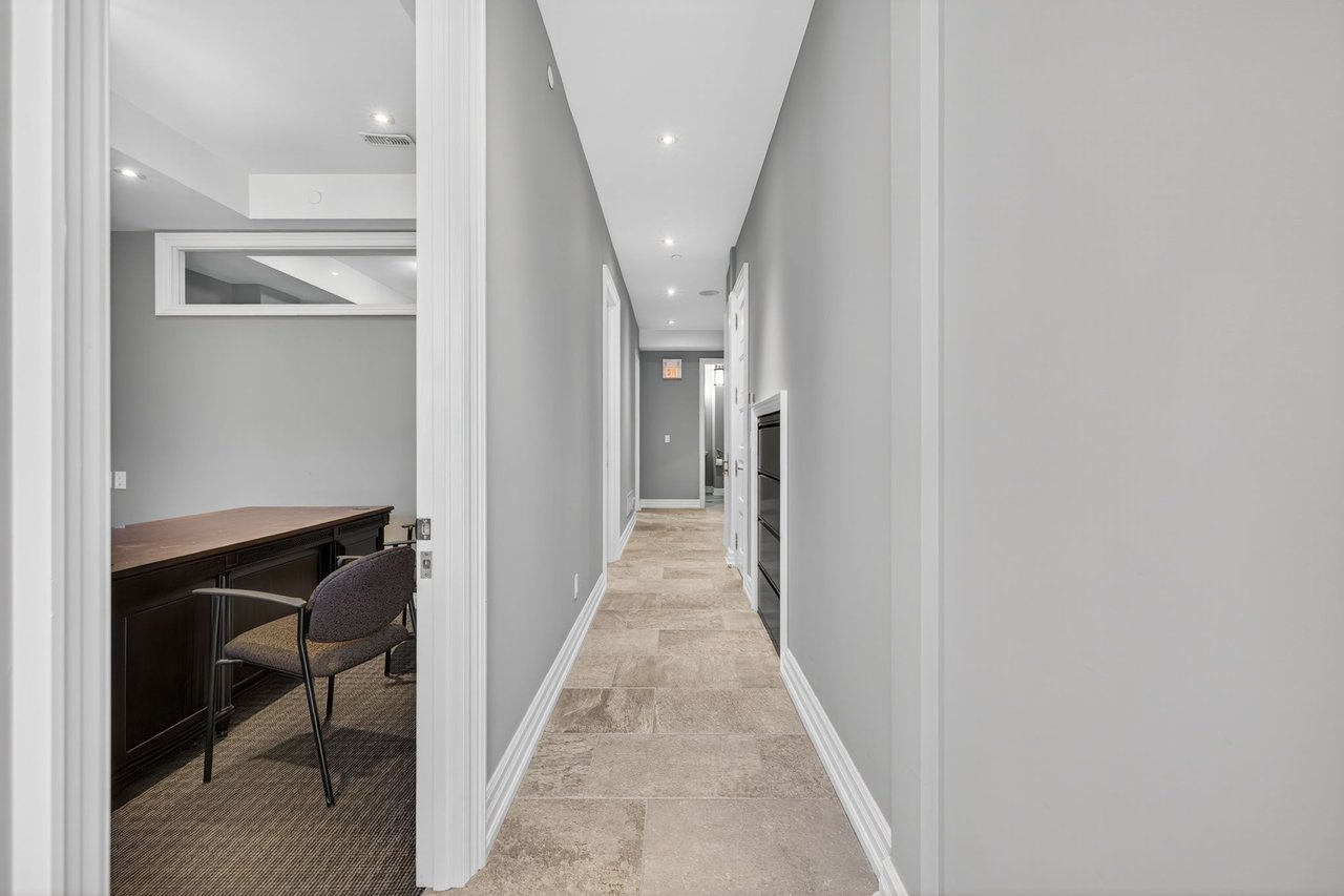 5 - 16945 Leslie St, Newmarket