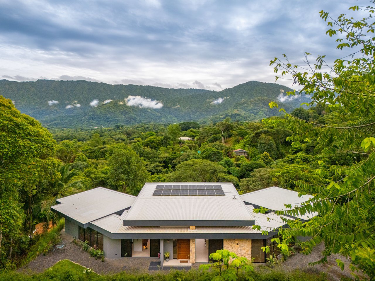 Ojochal Modern Jungle Home with Infinity Pool & Mountain Views