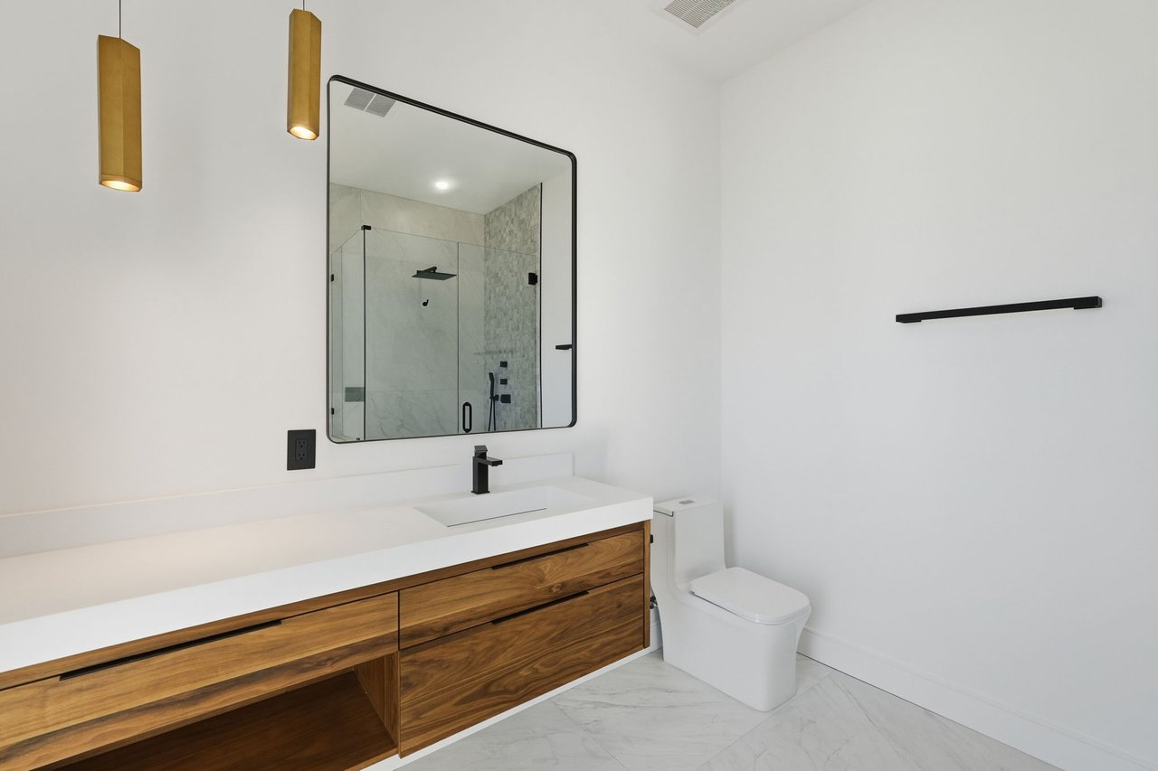 3106 N VALENCIA Lane