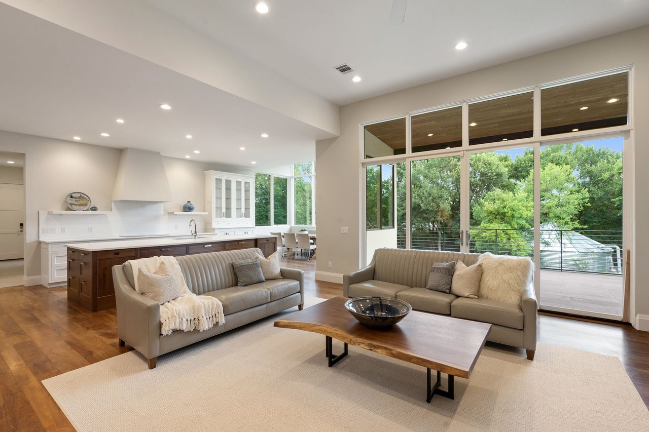 Las Lomas Contemporary