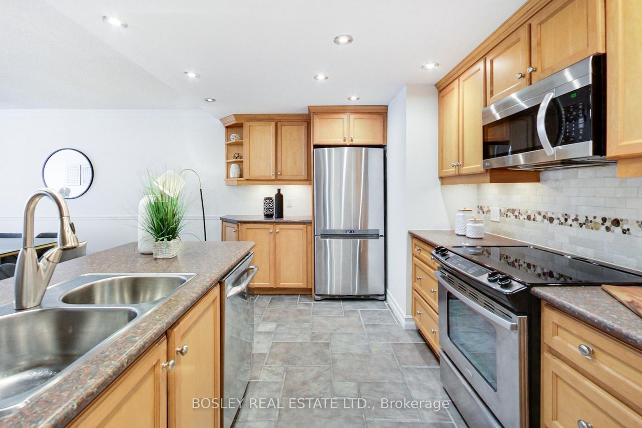 633 Bay St 2005