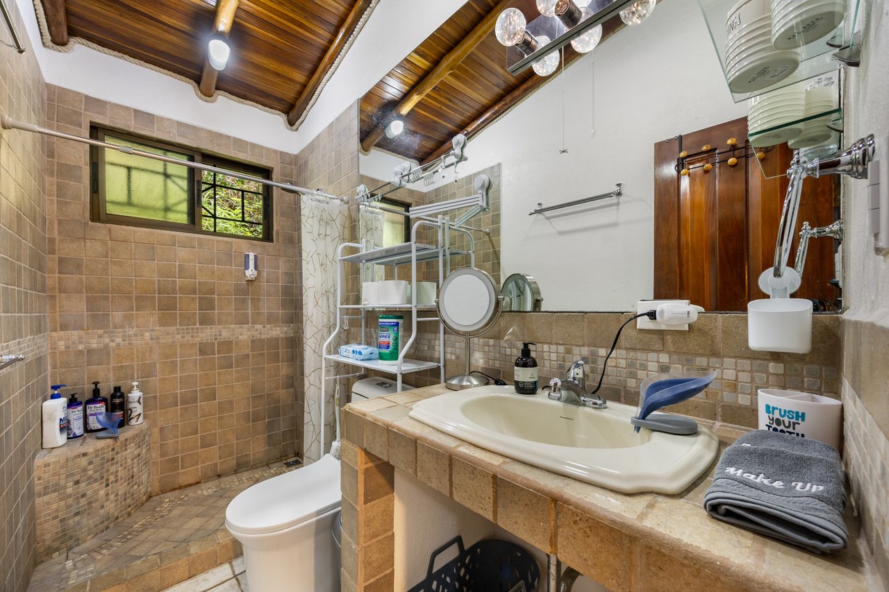 Casa Brillante & Casita Cinco Playas | Modern Home with Guest Casita, Pool & Mountain Views in Huacas