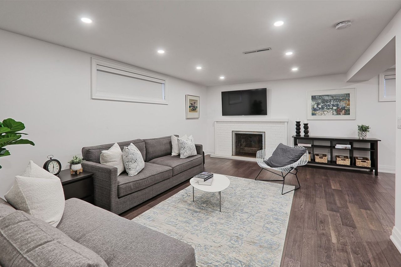1257 Cloverbrae Cres