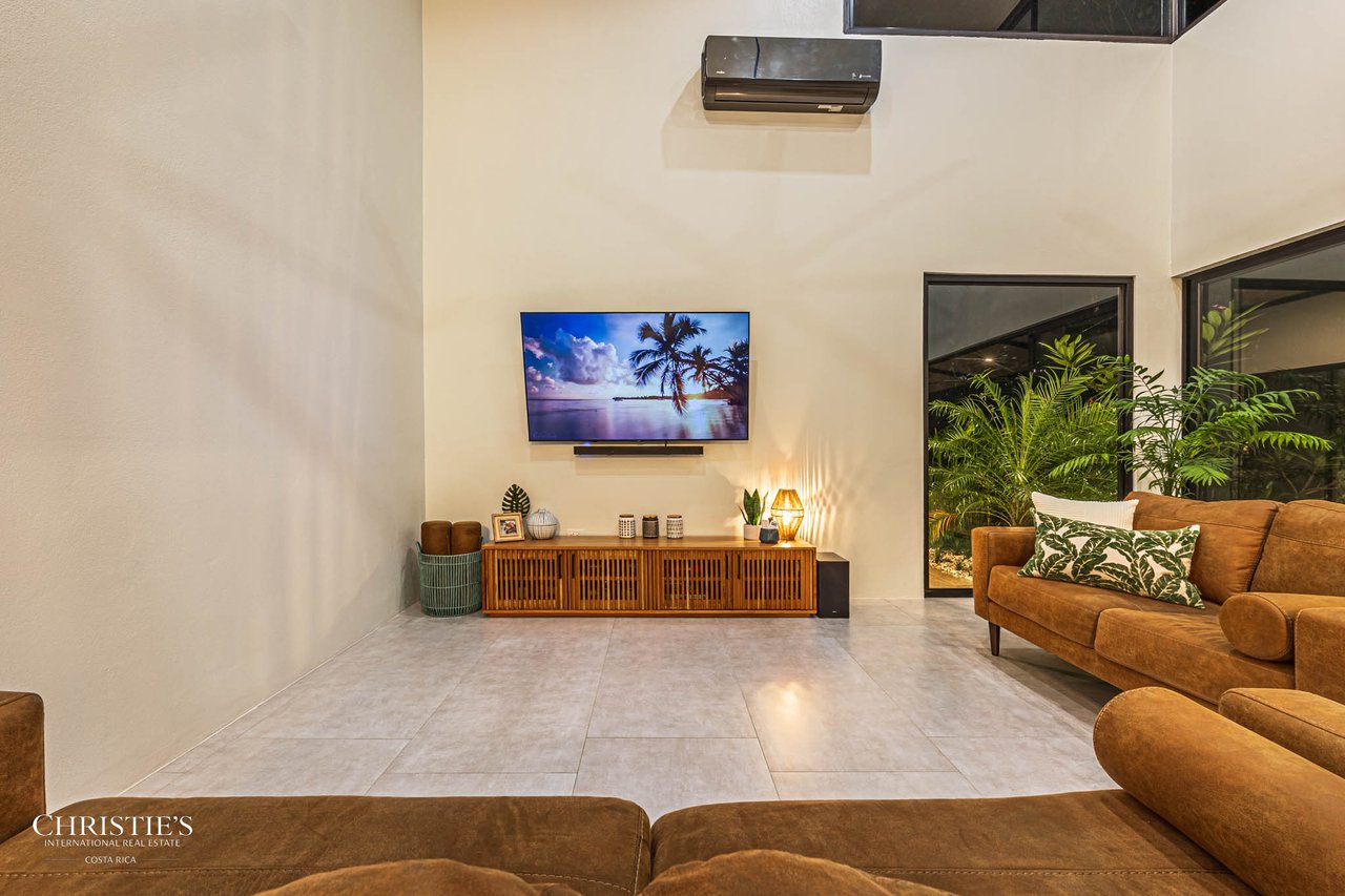 Contemporary Mountain View Villa – 10 Minutes to Playa Dominical