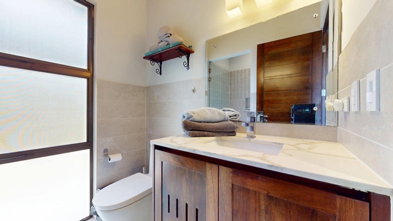 Tropical Turnkey Retreat in Gated Community