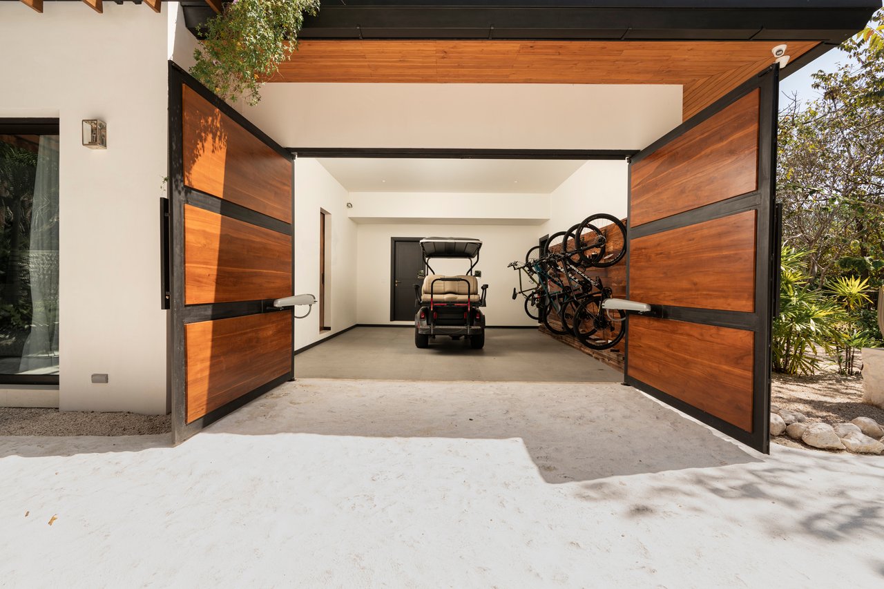 Villa Solana: Modern Luxury Steps from Playa Mansita in Hacienda Pinilla