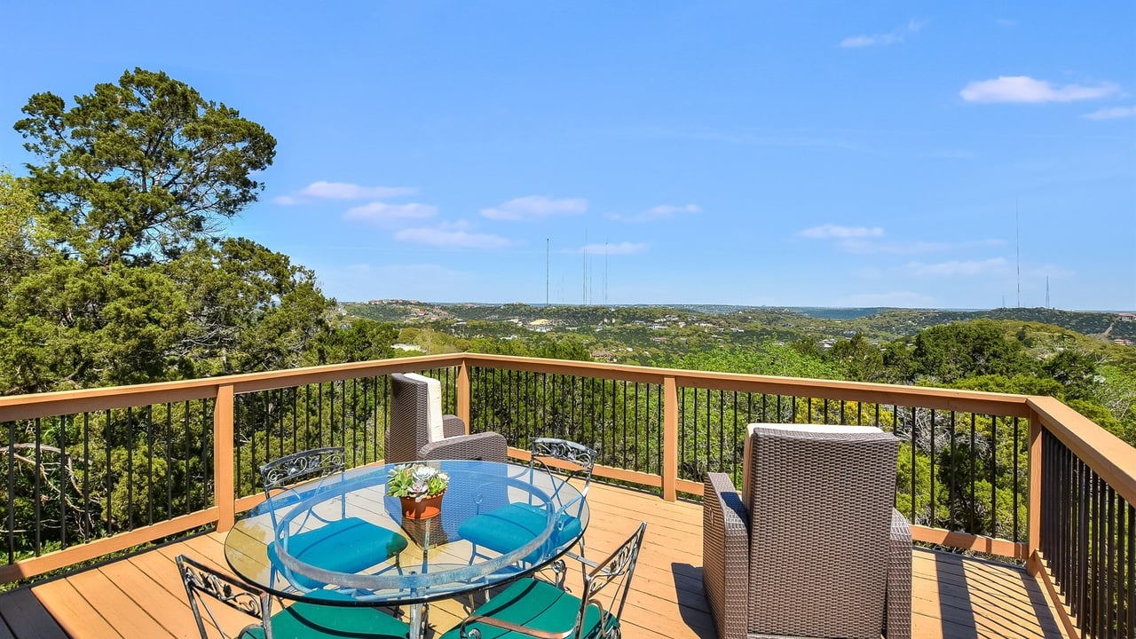 Hilltop Retreat with Panoramic Views