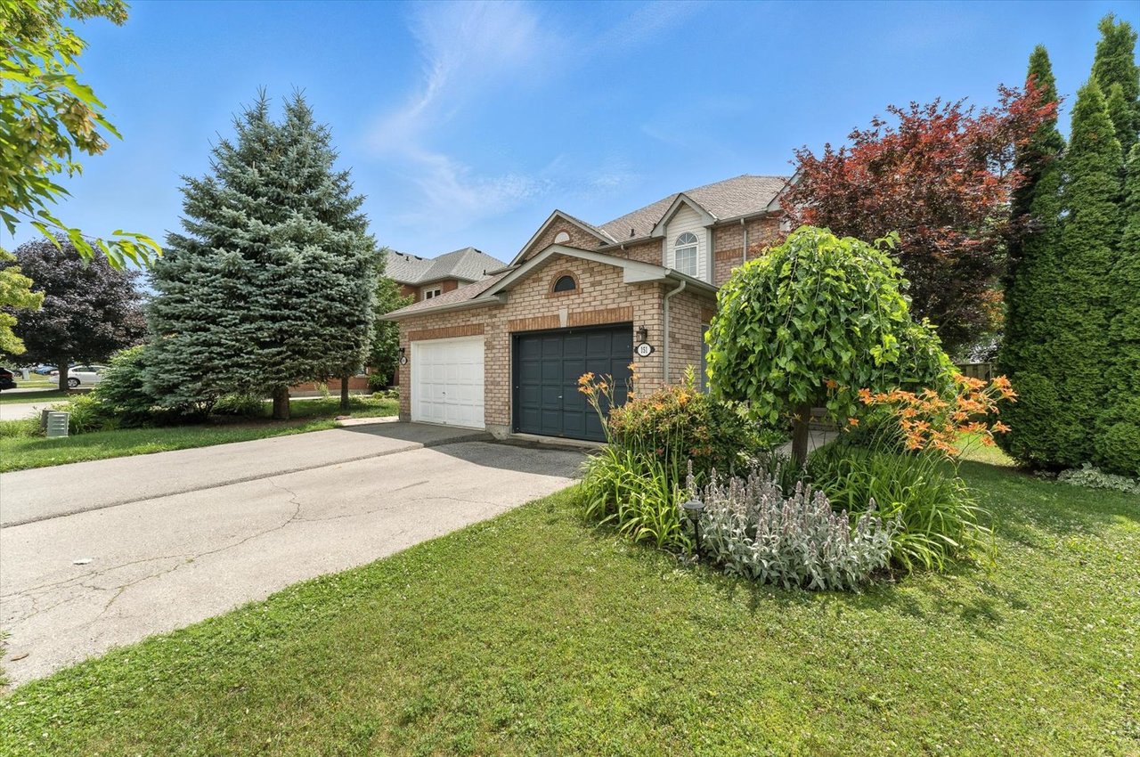 151 Mowat Cres