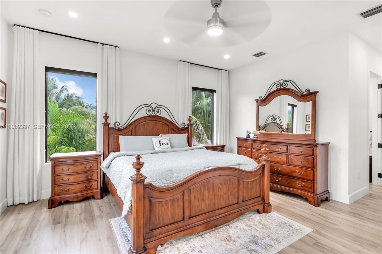 5759-SW-42-Street-miami-fl-home-for-sale-bedroom