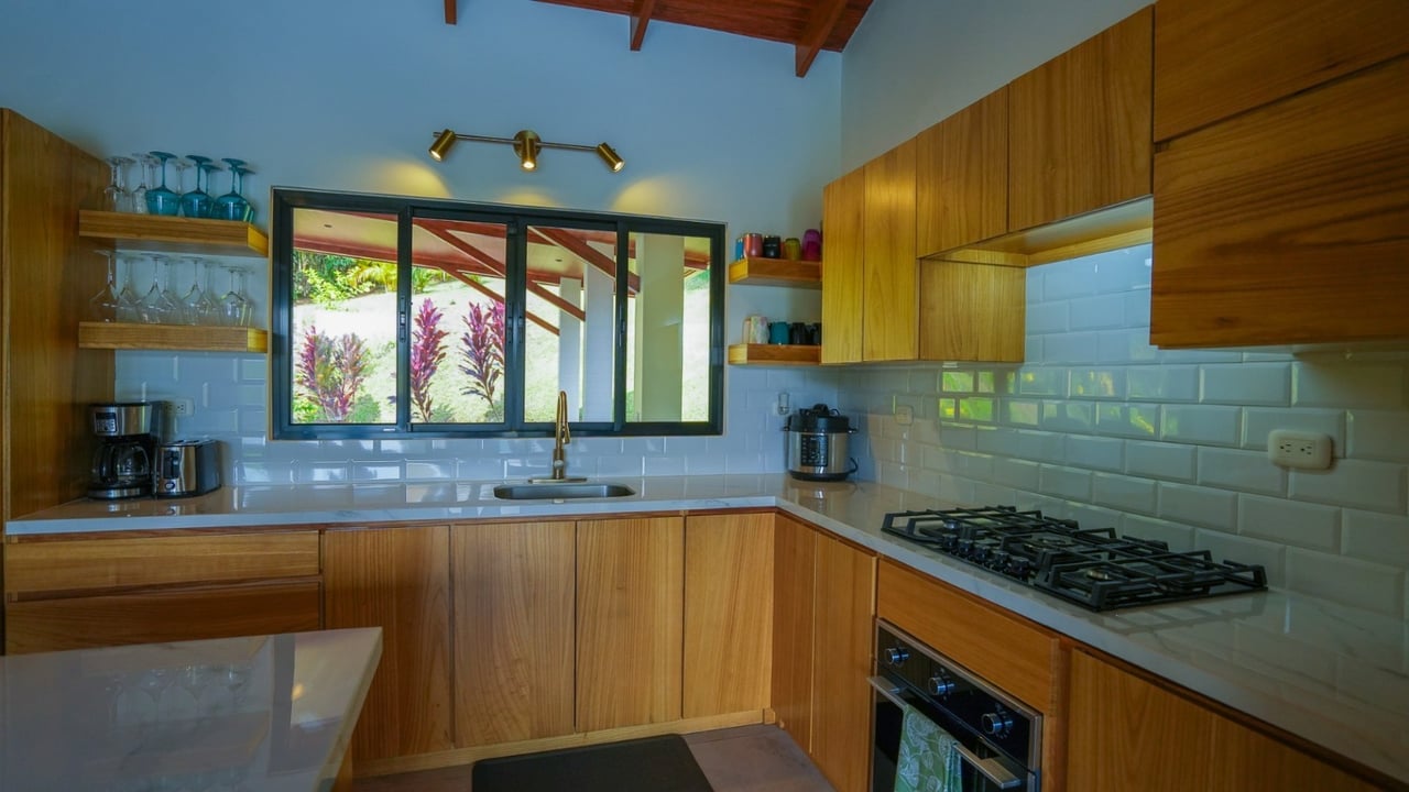 Stunning 2-Bedroom, 2-Bathroom Home with Pool on a Spacious Lot in Ojochal – Calle Papagayo