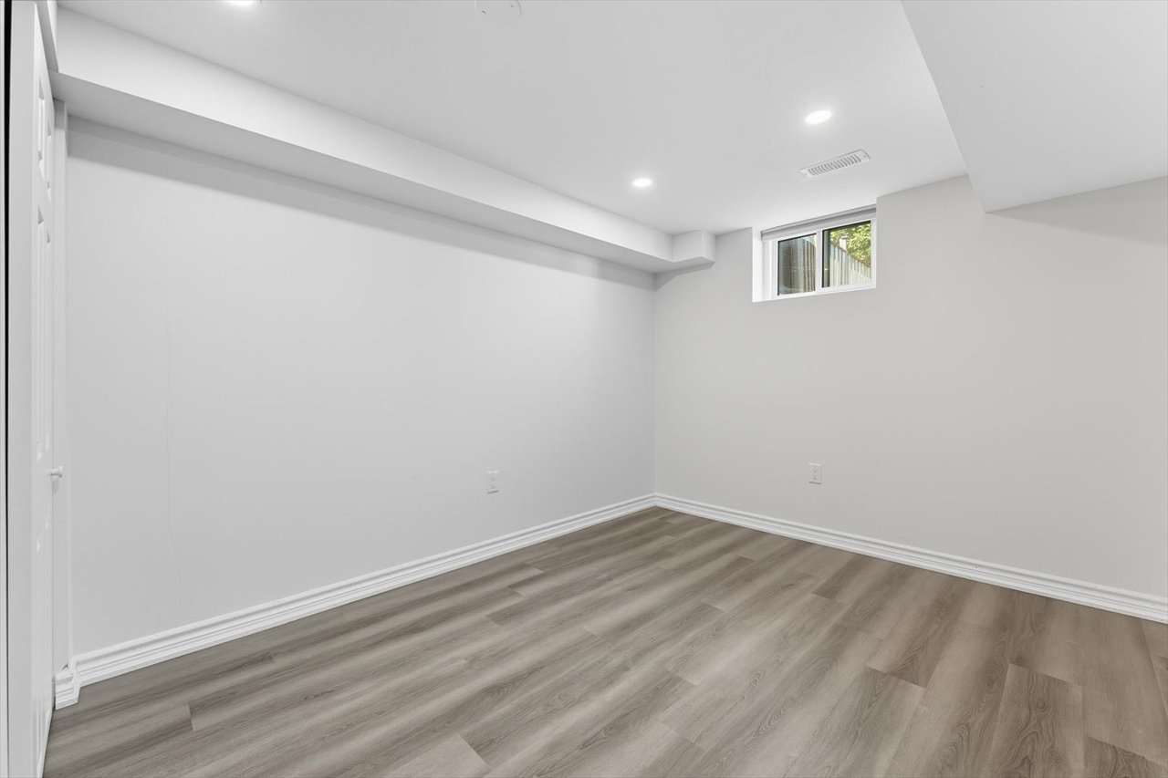 1624 Coram Cres