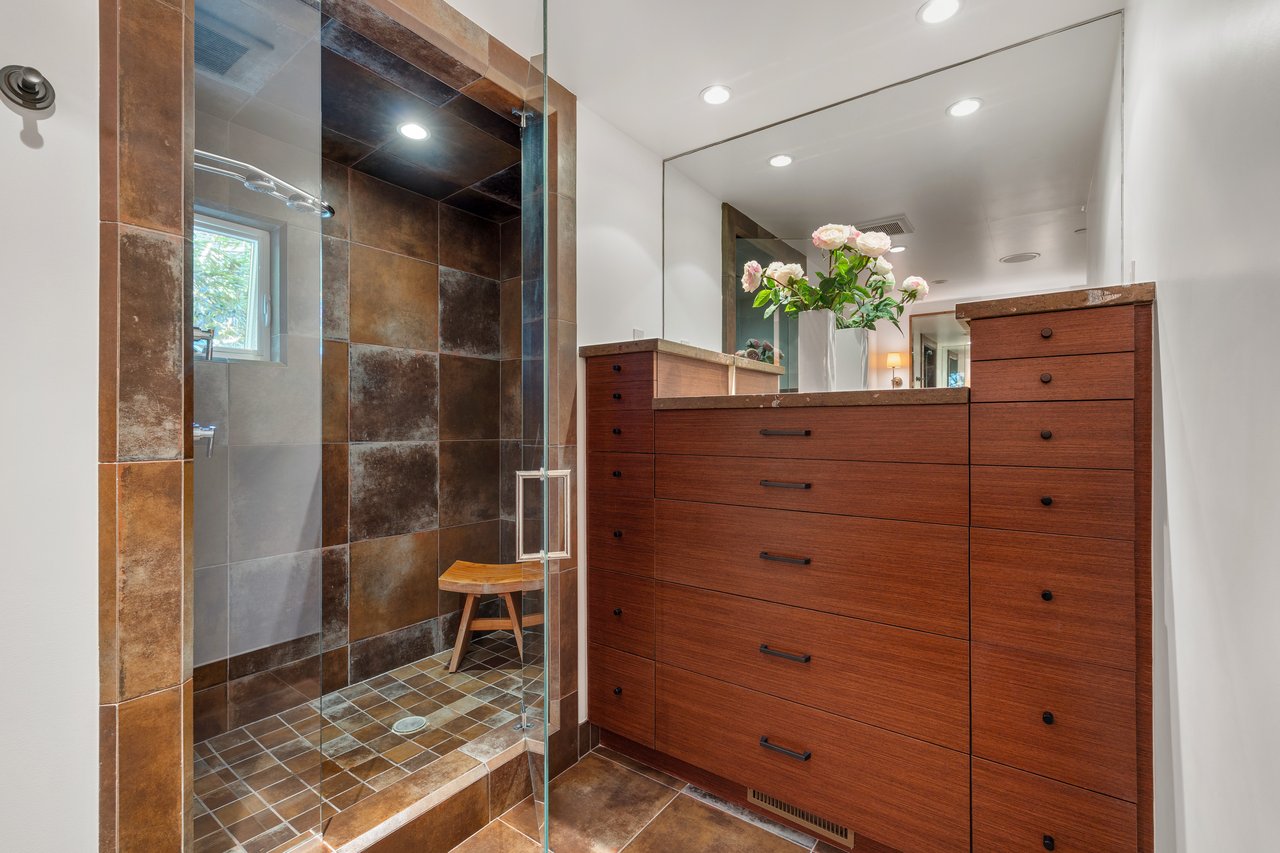 Chic and Stylish on Belvedere Island