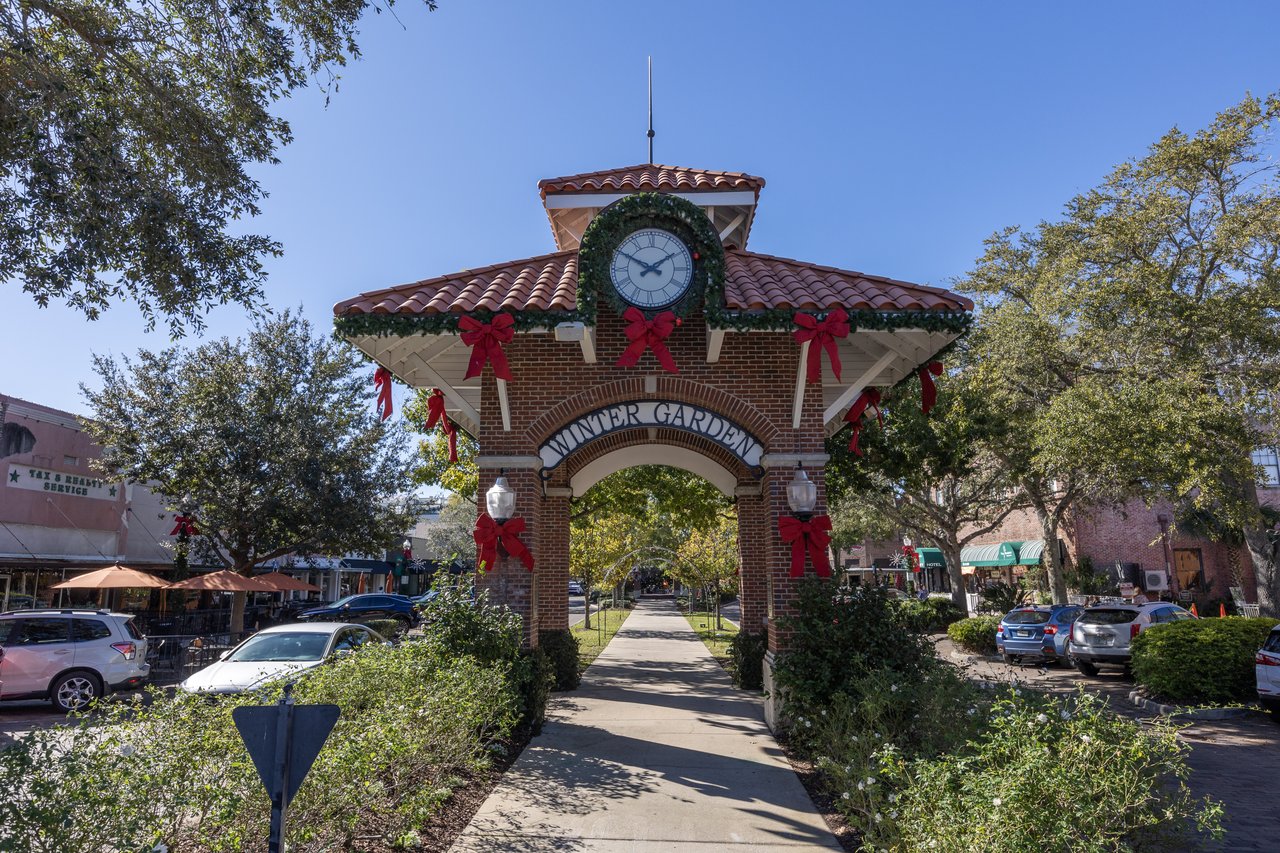 Historic Downtown Winter Garden FL storefronts and outdoor dining