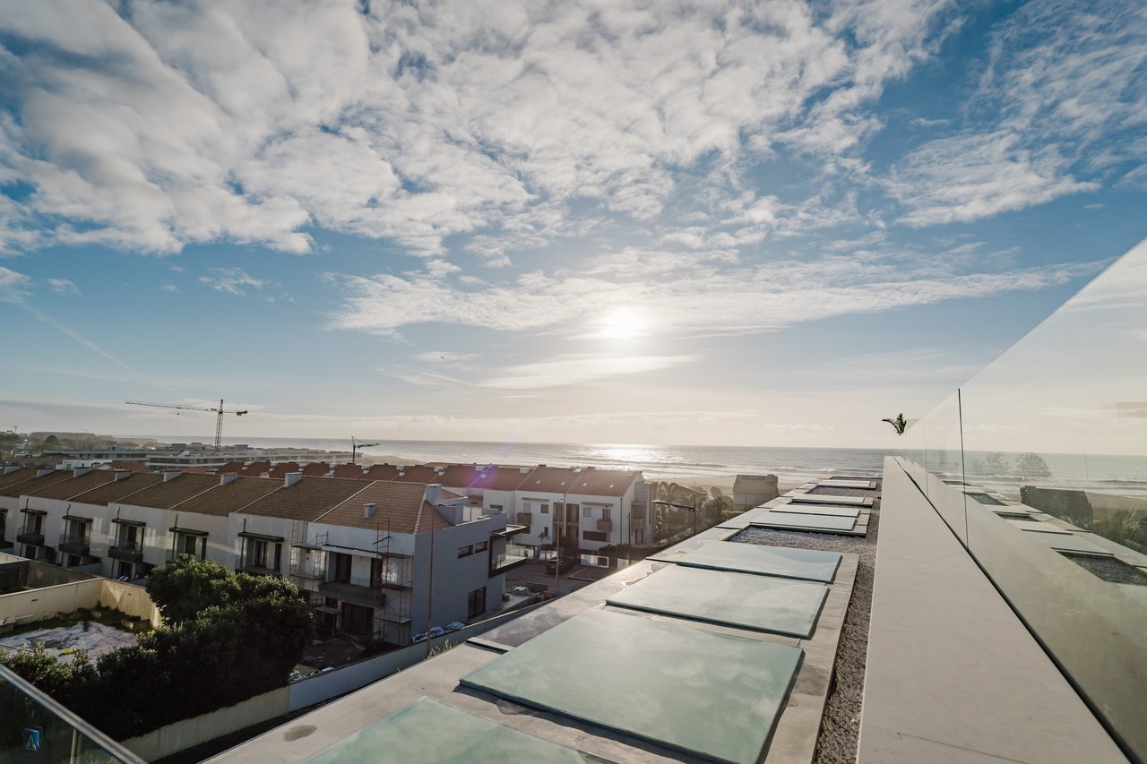 Elegant 3-Bedroom Sea-View Apartment with Large Terrace & Rooftop Pool in Vila Nova de Gaia