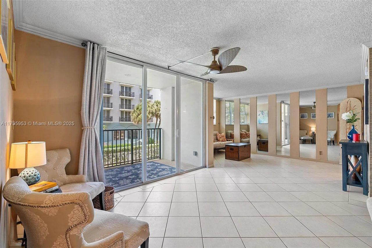 1239 Hillsboro Mile Apt 203