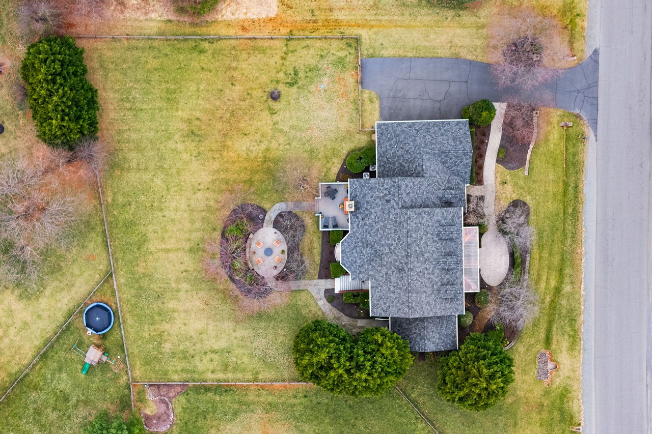 Picturesque Colonial: Located in the HEART of Raspberry Falls