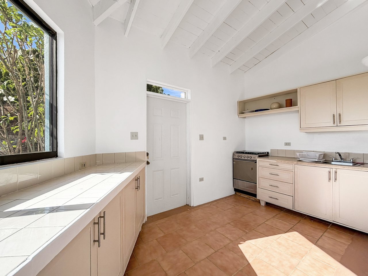 1110 Large Studio-Hodges Creek