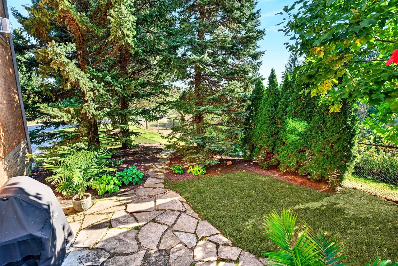 Executive Millcroft Townhome