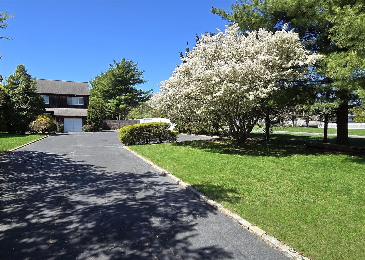 220 Bellport Ave