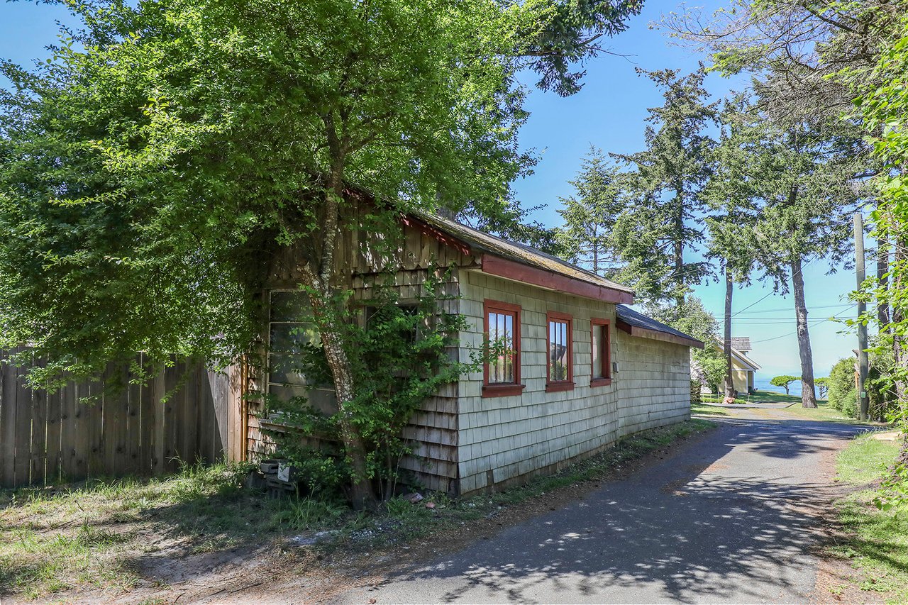 1143 Denny Rd