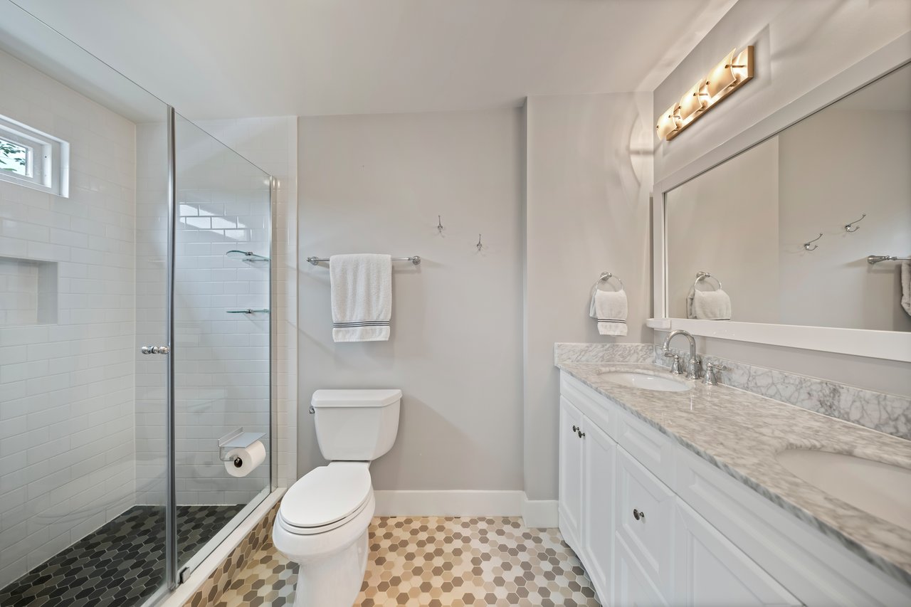 613 Longfellow St NW