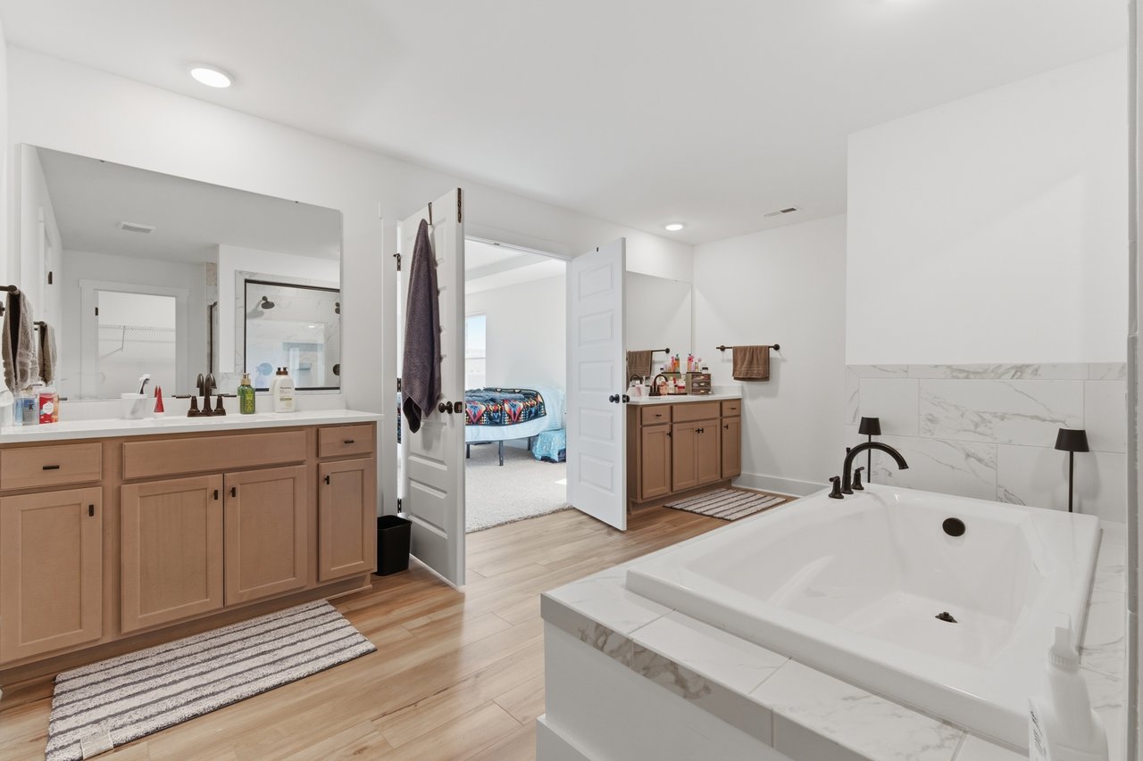 Immaculate 5BR Home with Outdoor Fireplace & Community Pool