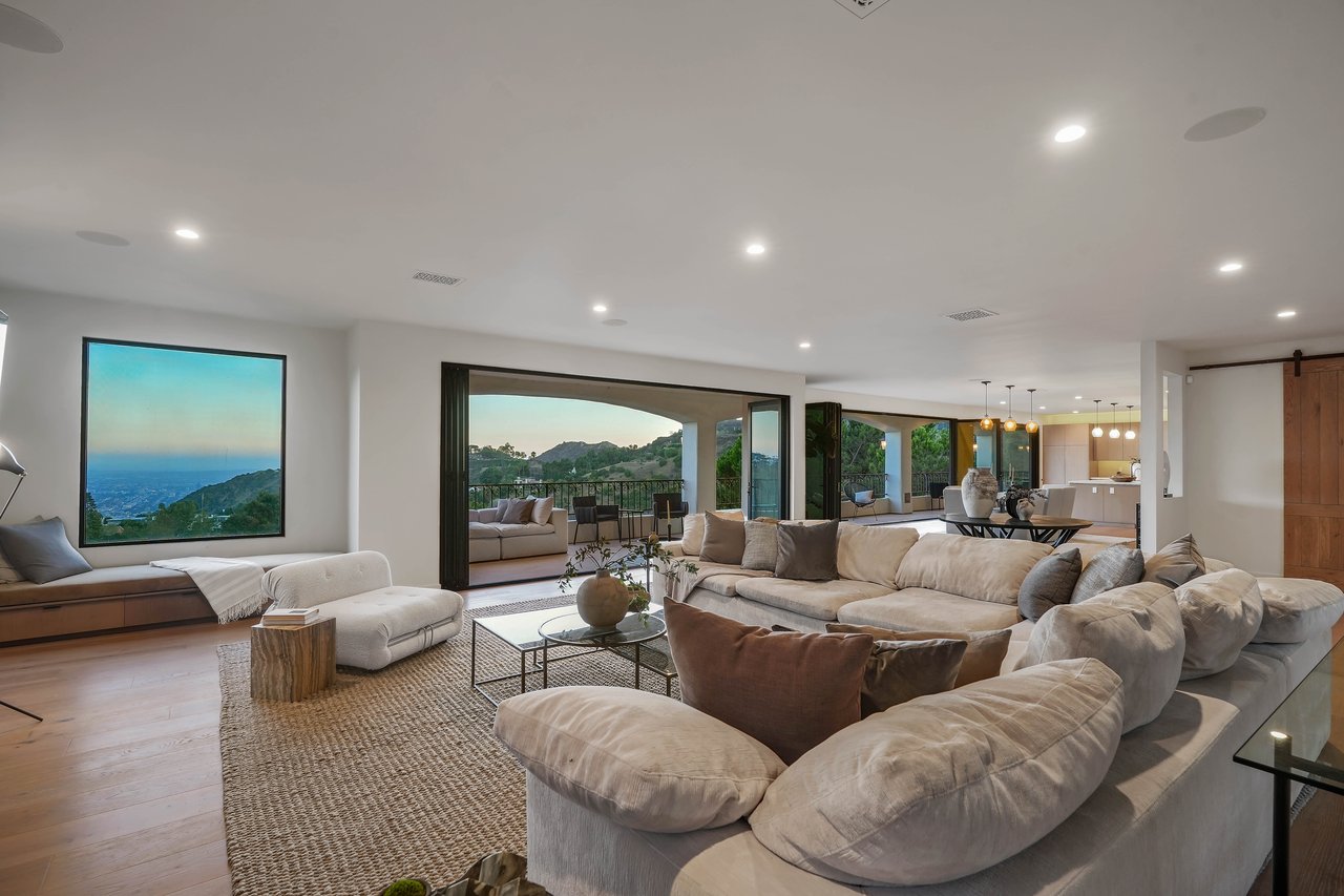 7212 Mulholland Dr, Hollywood Hills