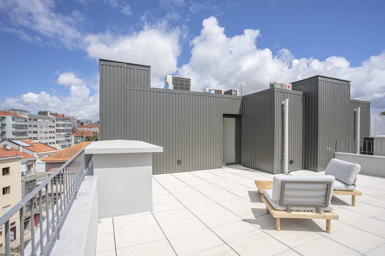 Elegant 3-Bedroom Apartment with AL License and Terrace in Central Porto