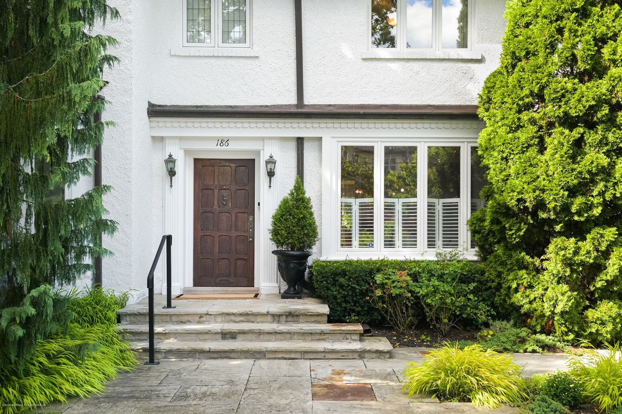 Moore Park 5 Bedroom on Lush Lot