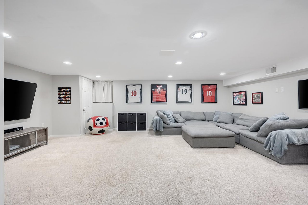 67 White Oak Circle, St. Charles IL – End Unit Townhome in The Oaks Near Downtown & Fox River