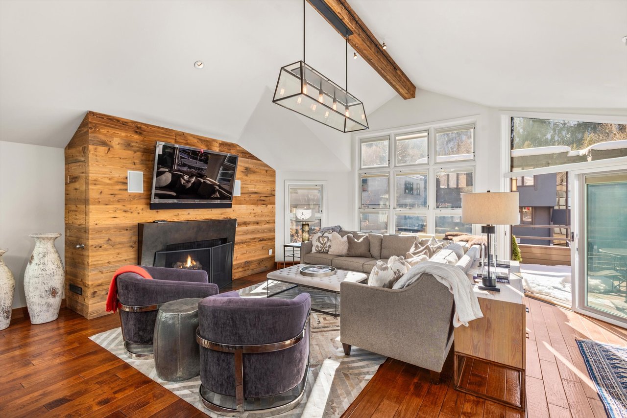 Aspen Core Luxury: Walk to the Gondola from this Spacious Townhome