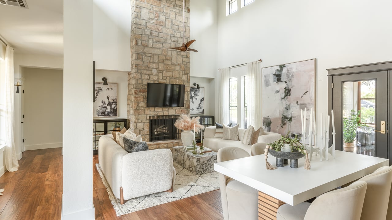 HUDSON BEND CONTEMPORARY RETREAT