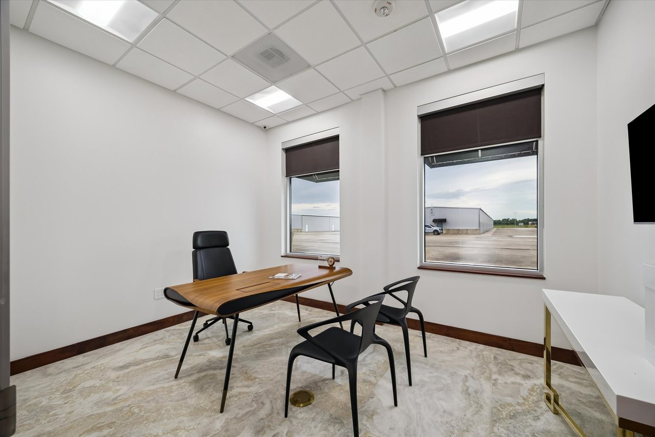 Hangar + Office - Sugar Land Regional Airport (KSGR)