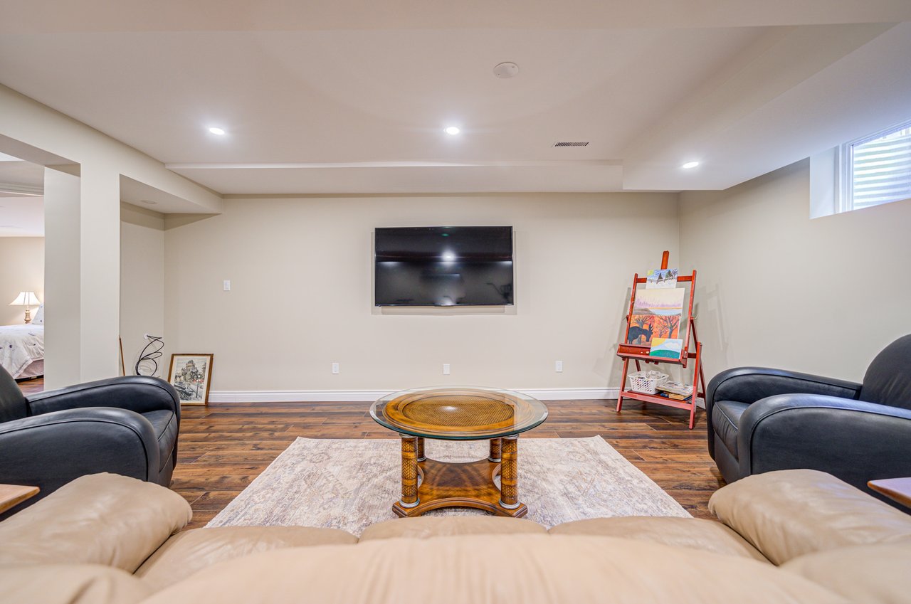 1296 Mapleridge Cres