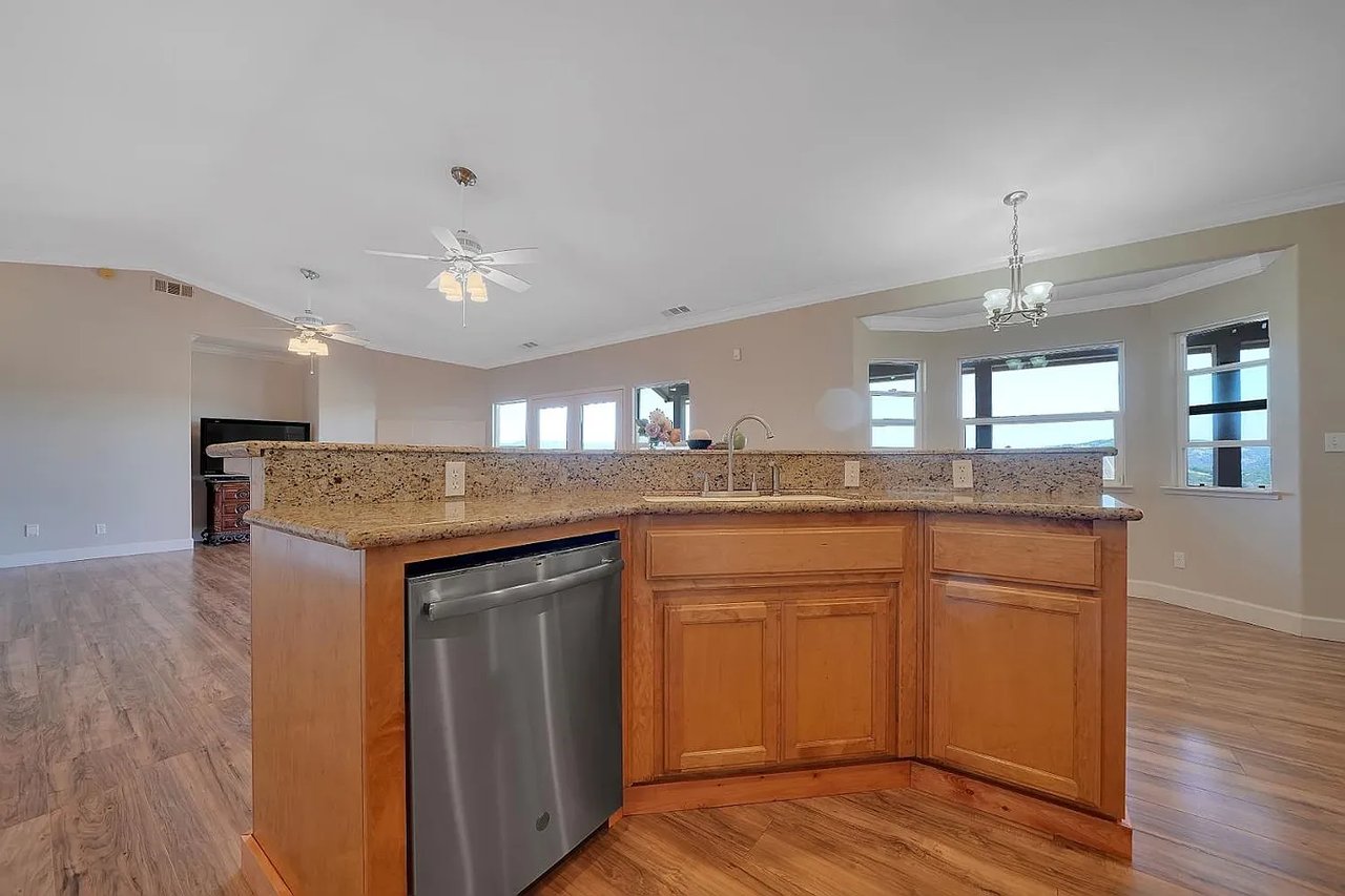 3221 Crestview Dr