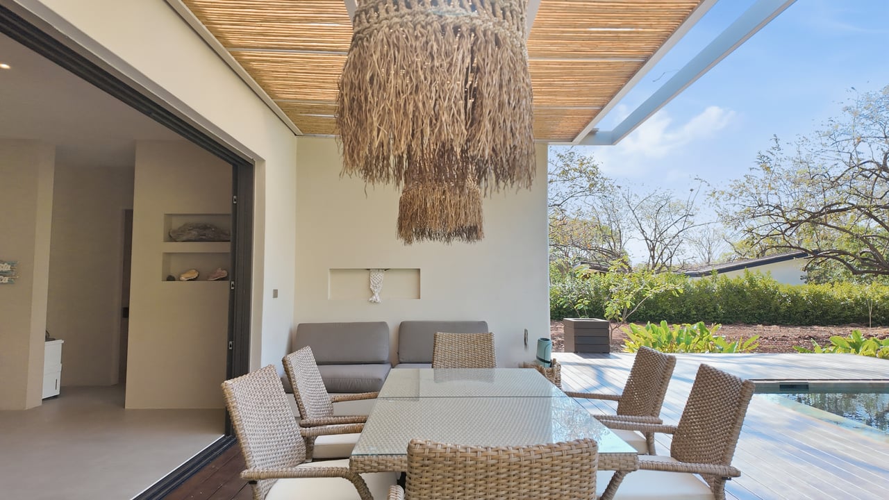 SANTA FE MODERN HOME IN CATALINA COVE | 5,410 M² LOT NEAR BEACHES