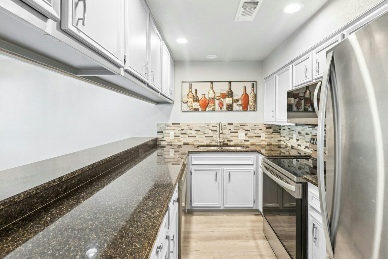 Horseshoe Bay Condo Just Listed!