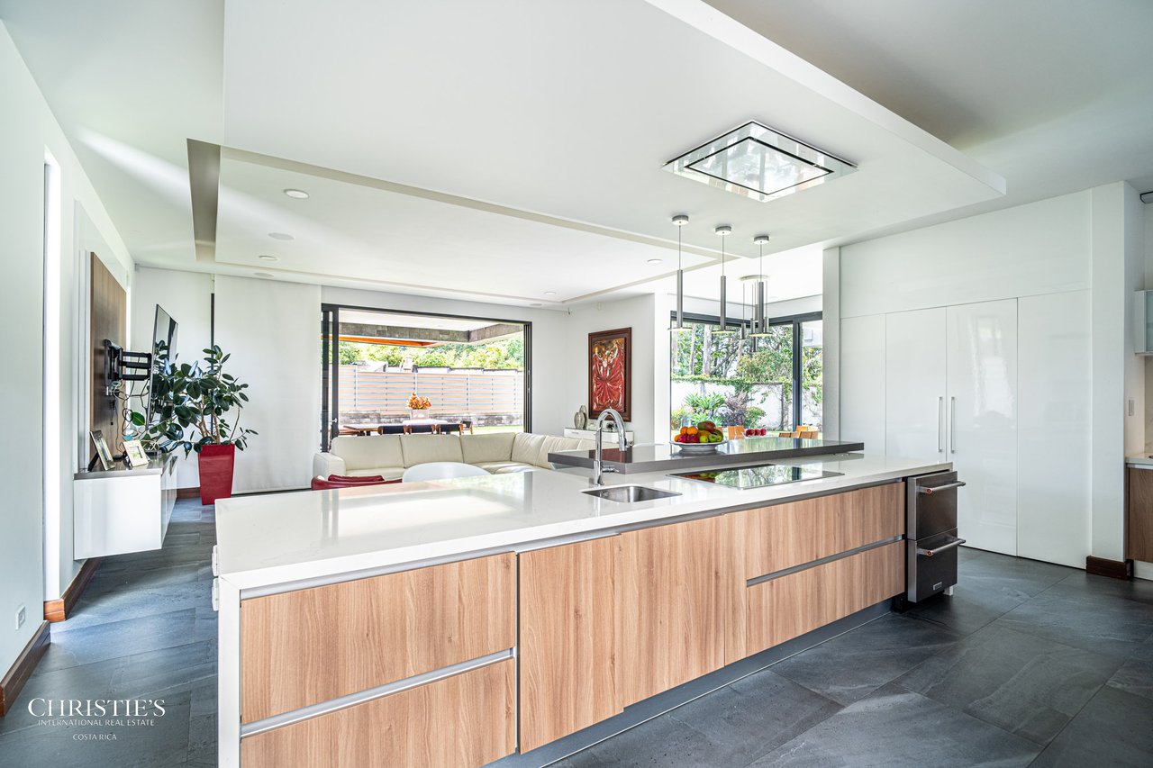 Modern Elegance with Panoramic Views – Exclusive Las Gemas Residence