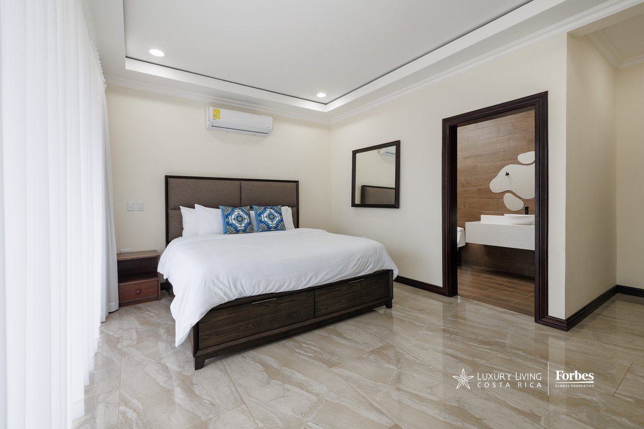 21472 - Fully Furnished Turnkey Luxury Beach Residence, 9 suites, 50 mts from Jaco Beach