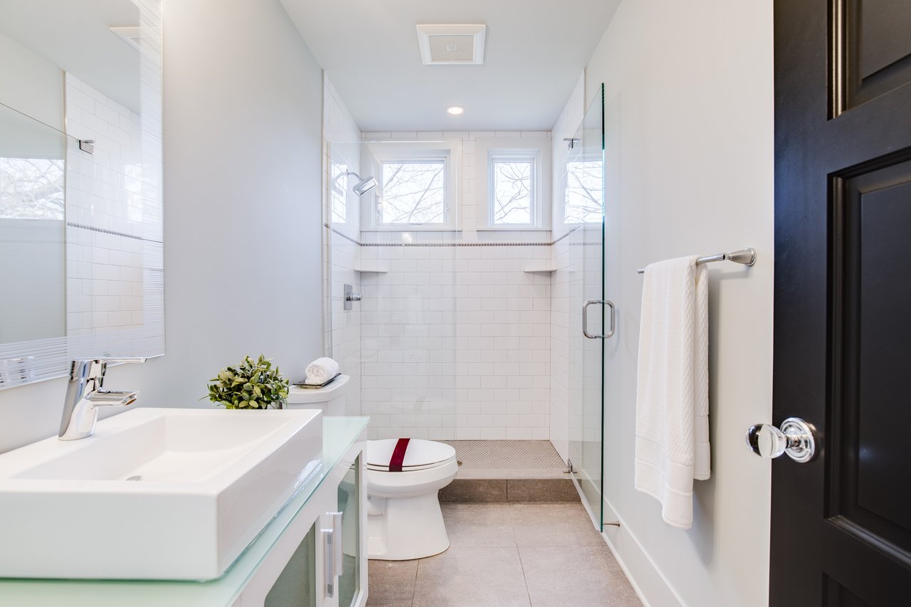 Charming, Luxurious Cape Cod, Walkable to 50th & France