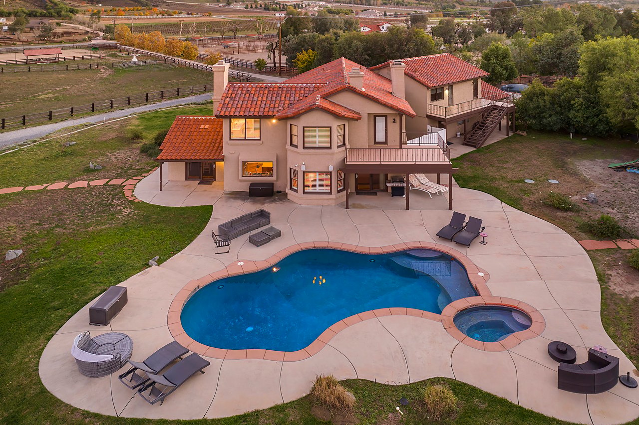 38405 Avenida La Cresta